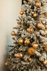 This stunning Christmas tree features an elegant gold theme, adorned with beautifully crafted...