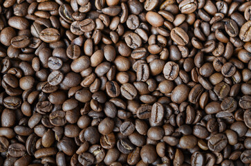 Fototapeta premium Close-up view of roasted coffee beans showcasing rich textures and natural colors, perfect for coffee enthusiasts and culinary applications 