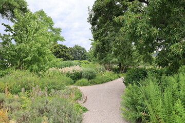 Kleiner Park im Zentrum der Stadt Weinheim in Baden-Württemberg	