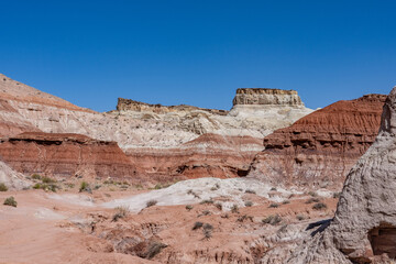 Fototapeta premium Toadstool Hoodoos Trail, Kane County, Utah geology. Entrada Sandstone with Carmel Formation, upper unit (Middle Jurassic). slope-forming and earthy-weathering. Sedimentary. Mesa is Dakota Formation