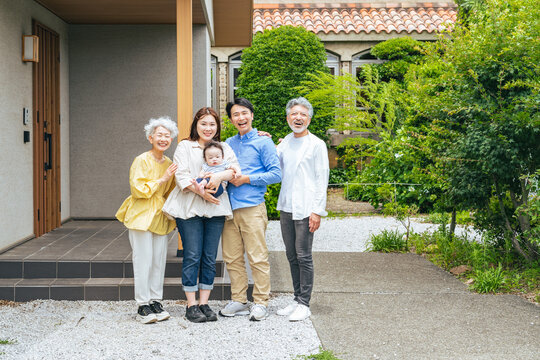 家族、赤ちゃん、ベビー、誕生、家庭、三世代家族、ファミリー、笑顔、元気、ポジティブ、集合写真、女性、男性、日本人、ニューボーン、乳児、新生児、子供、子ども、子育て、育児、保険、相続、団らん、二世帯住宅、同居、帰省、祖父母、おじいちゃん、おばあちゃん、ママ、パパ、孫、リラックス、安心、ハッピー、幸せ、嬉しい、住宅、リフォーム、住まい、暮らし、ライフスタイル、並ぶ、全身、屋外、爽やか、カジュアル、人物