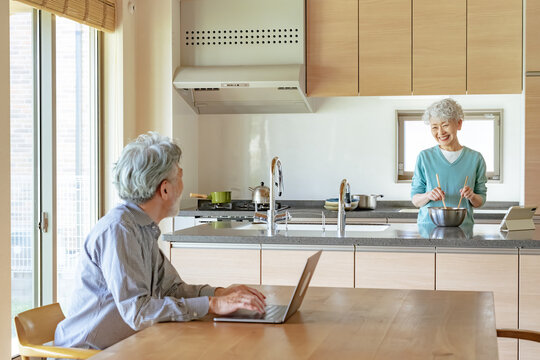 Senior couple relaxing in the dining room