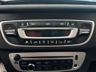 Modern vehicle dashboards encompass a wide array of innovative features that enhance climate control and audio management, which significantly improve both comfort and entertainment during travel