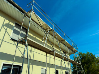 This article discusses the setup of scaffolding for the renovation of an exterior building amidst a...