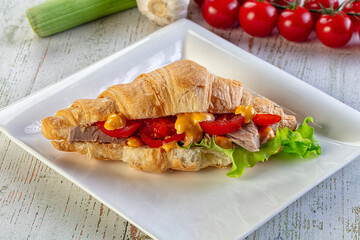 Croissant with tuna, tomato and salad