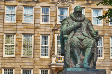 Statue Johan van Oldenbarnevelt in Den Haag