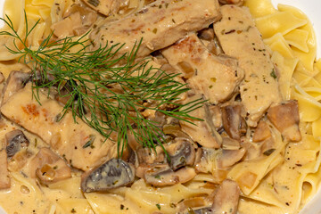 Sahnegeschnetzeltes auf breiten Nudeln