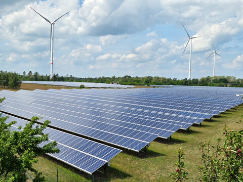 Solarpark  und Windr&auml;der 