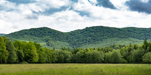 Blick auf die Bergkette des Isergebirges bei Hejnice in Tschechien