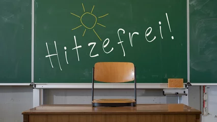 Gordijnen hitzewelle in deutschland -  text " hitzefrei " mit kreide schrift auf schultafel © Corri Seizinger