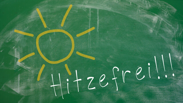 hitzewelle in deutschland - text " hitzefrei " mit kreide schrift auf schultafel