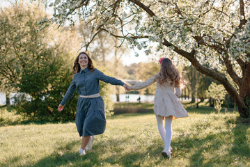 Obraz premium Summer fun. Mother and daughter in nature.