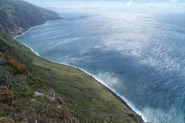 Küstenlinie mit Steilwand und dem Atlantik im Süden von Madeira
