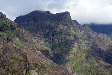 Felsformation mit steilen Hängen im Innern von Madeira