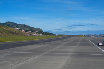 Weiter Blick über die leere Landebahn am Flughafen von Funchal