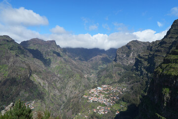 Felsformation mit steilen Hängen im Innern von Madeira