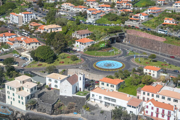 Luftaufnahme eines Verkehrskreisels mit Strassen und Häusern in Funchal