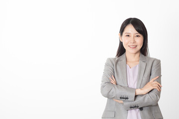 腕組みをするスーツ姿の女性