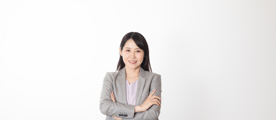 腕組みをするスーツ姿の女性