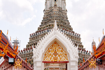 Fototapeta premium Wat Arun Temple Stupas and Ornate Gate Architecture in Bangkok