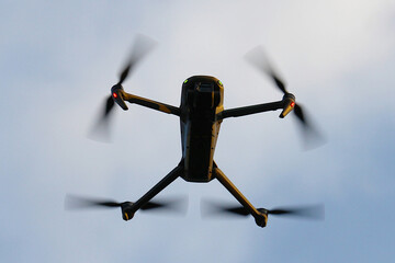 Dron volando en perspectiva nadir contrapicado