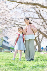Fototapeta premium 桜の下で微笑む姉妹