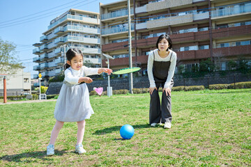 母と娘たちの楽しい公園遊び
