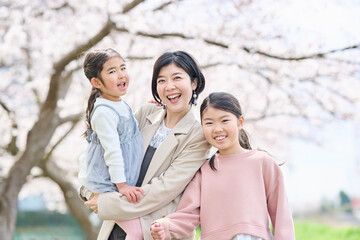 桜の下で微笑む幸せな家族