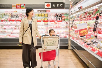 Gordijnen スーパーマーケットで買い物する母と娘 © One