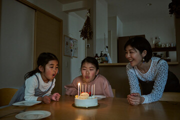 家で誕生日を祝う家族の様子