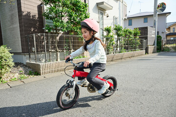 自転車に乗る女の子の楽しそうな笑顔