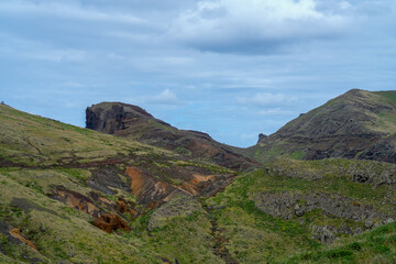 Felsige Hügellandschaft im Westen von Madeira