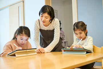 母親と娘たちのタブレット学習