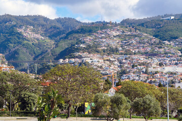 Dicht überbaute Hänge mit zahlreichen Häusern an der Küste von Funchal 