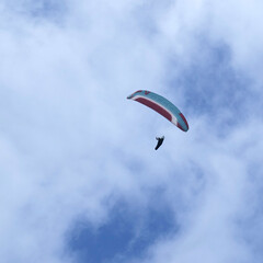 parapente dans les nuages