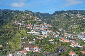Dicht überbaute Hänge mit zahlreichen Häusern an der Küste von Funchal 
