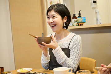 笑顔で食事を楽しむ女性