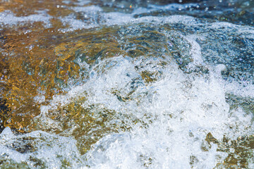 初夏の水辺　清流の流れ水面のアップ　147