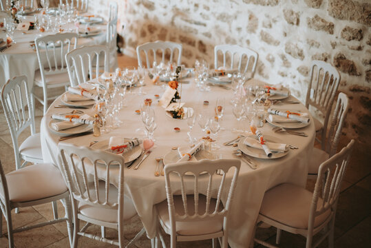 Table de r&eacute;ception de mariage &eacute;l&eacute;gante avec nappe blanche et chaises classiques 
