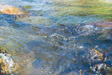 初夏の水辺　清流の流れ水面のアップ　181