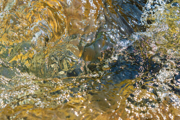 初夏の水辺　清流の流れ水面のアップ　191