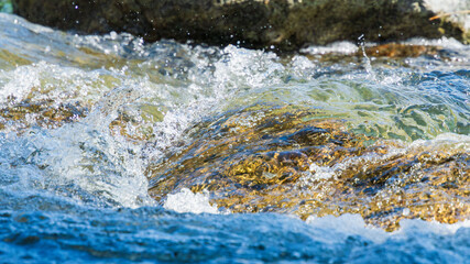 初夏の水辺　水流で泡立つ清流　210