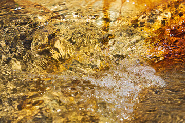 初夏の水辺　清流の流れ水面のアップ　224