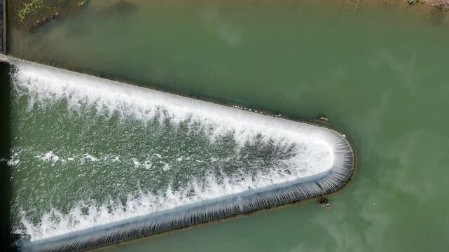 &eacute;coulement d'eau d'une rivi&egrave;re avec des remous et des filets d'eau en forme g&eacute;om&eacute;trique