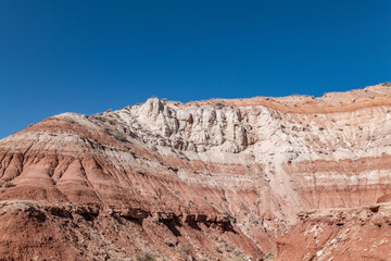 Fototapeta premium Toadstool Hoodoos Trail, Kane County, Utah geology. Entrada Sandstone with Carmel Formation, upper unit (Middle Jurassic). slope-forming and earthy-weathering. Sedimentary rocks.
