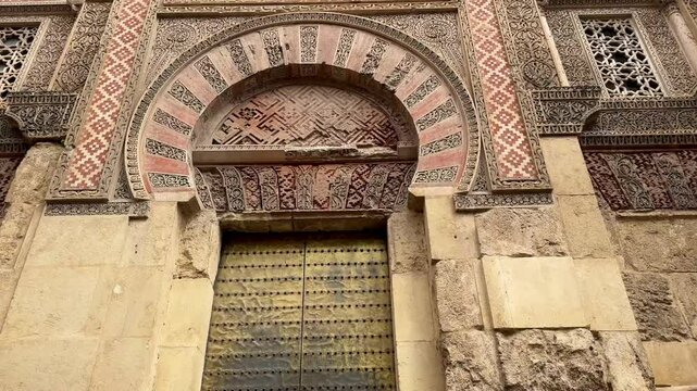 North gate of C&oacute;rdoba&rsquo;s Mezquita-Catedral, featuring detailed stonework, horseshoe arch, and Islamic geometric patterns from Andalusian heritage.