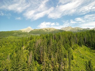 Szczyrbskie jezioro - Słowacja - pięknie położona miejscowość w Wysokich Tatrach nagrane dronem w wysokiej jakości