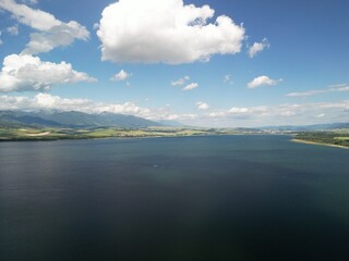 Obraz premium Liptowskie morze - Słowacja - piękne jezioro otoczone z każdej strony górami. Zdjęcia z drona