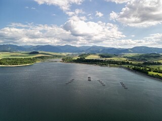 Liptowskie morze - Słowacja - piękne jezioro otoczone z każdej strony g&oacute;rami. Zdjęcia z drona