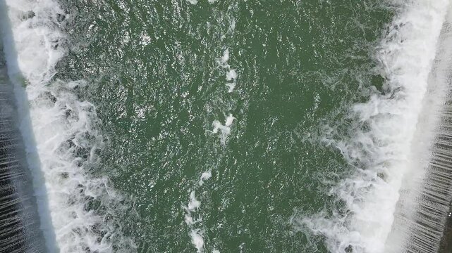 &eacute;coulement d'eau d'une rivi&egrave;re avec des remous et des filets d'eau en forme g&eacute;om&eacute;trique